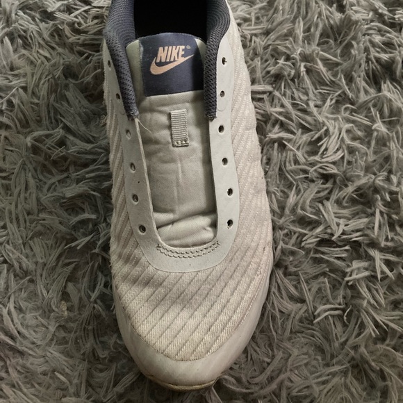 Gray and Pink Nike Air Size 10 in Womens Barely Worn in fair condition - Picture 6 of 8